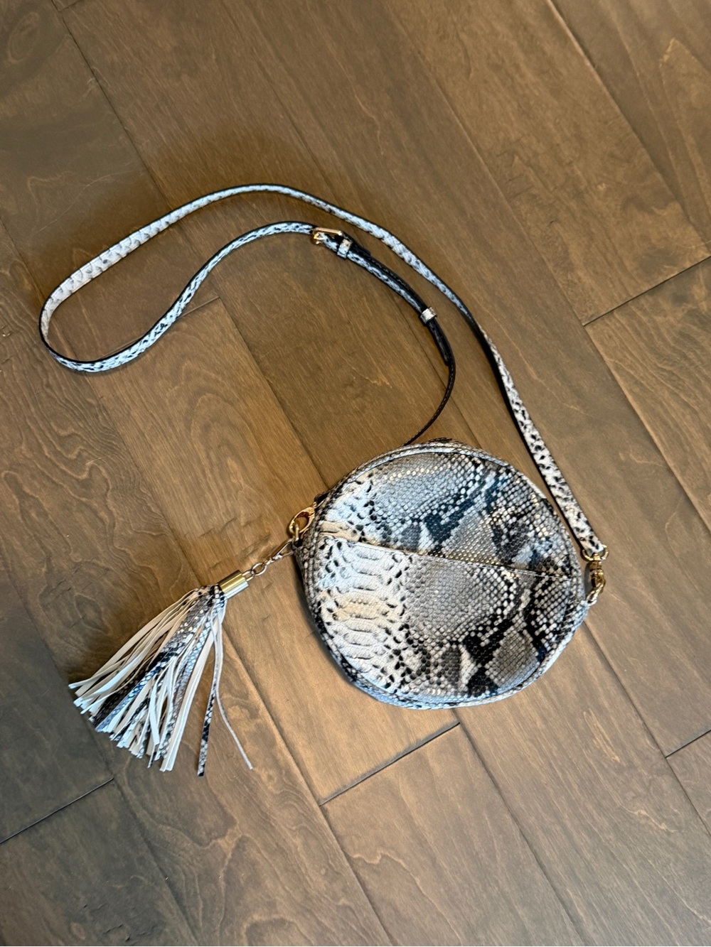 Round Snake-Print Coachella style Crossbody Bag with Tassel - White/Black